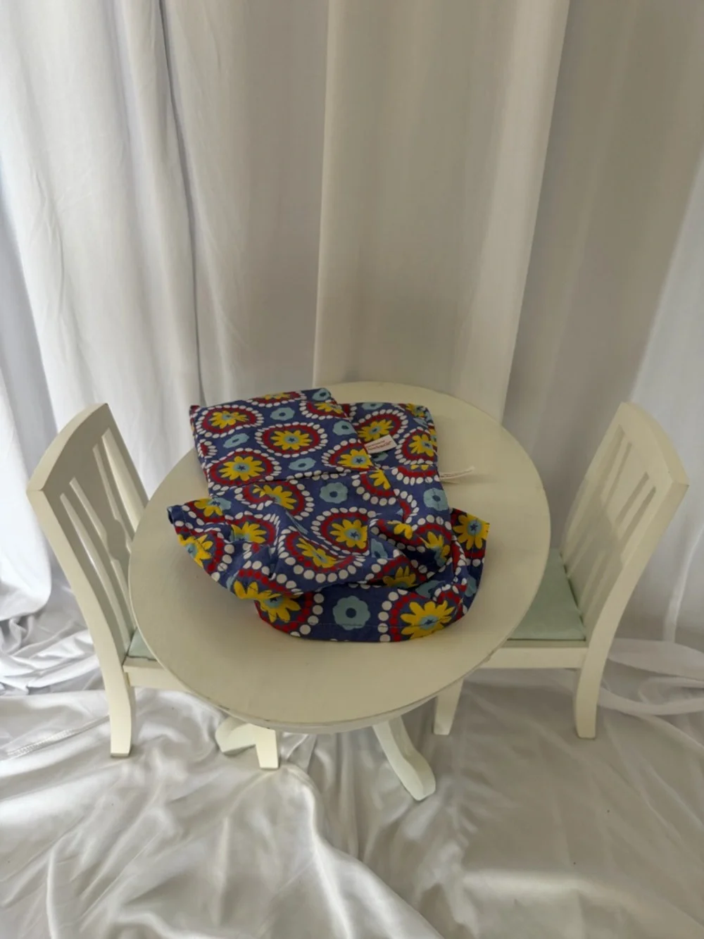 American Girl The Dining Table and Chairs I with chair covers - Picture 13 of 15